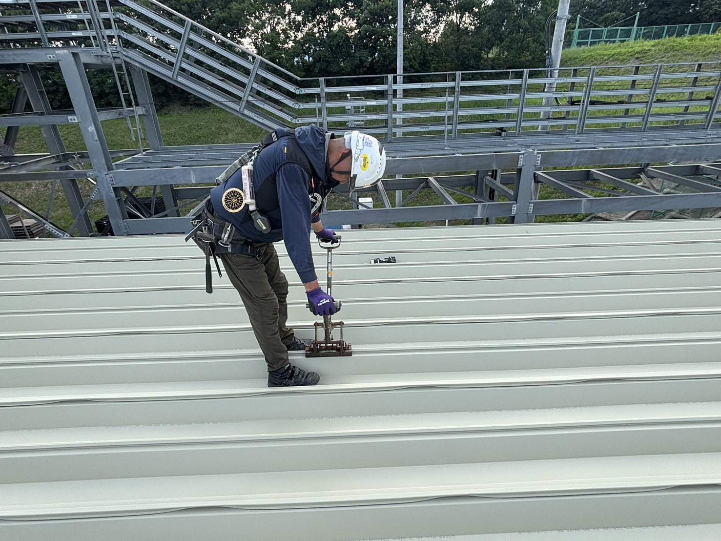 屋根板金の施工中